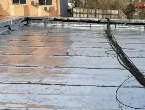 常熟卫生间漏水维修公司分享下常熟屋面楼顶防水刚性防水层施工要点。